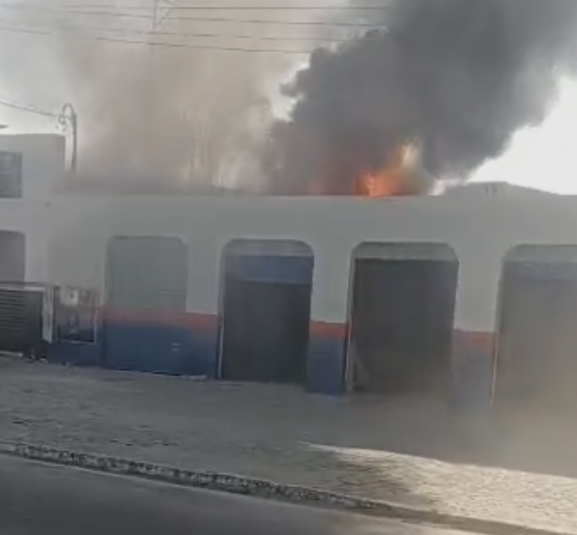 Vídeo! Oficina de motos fica destruída após ser consumida por incêndio em Cansanção