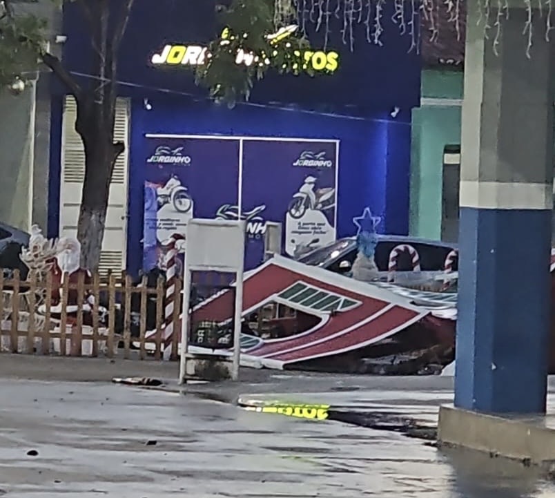 Chuva com ventos causa estragos na BA; em Queimadas, decoração de Natal foi arrancada